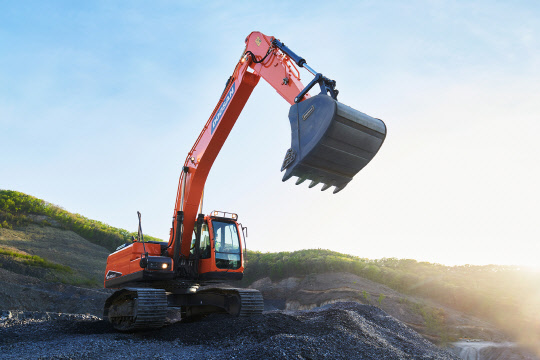 현대두산인프라코어가 하반기 들어서면서 중국시장 의존도를 낮추는 체질개선에 집중하고 있다. 현대두산인프라코어가 중동 시장에 수출하는 모델 중 하나인 DX225LCA 굴착기 모습. <현대두산인프라코어 제공>